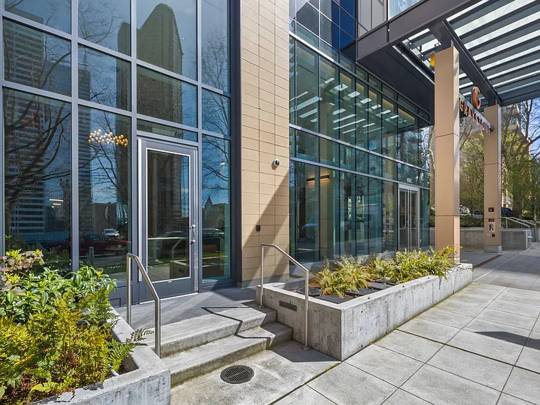 800 Columbia St — Photo 16