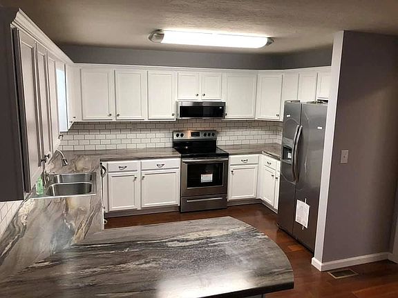 Lg kitchen w/tile backsplash