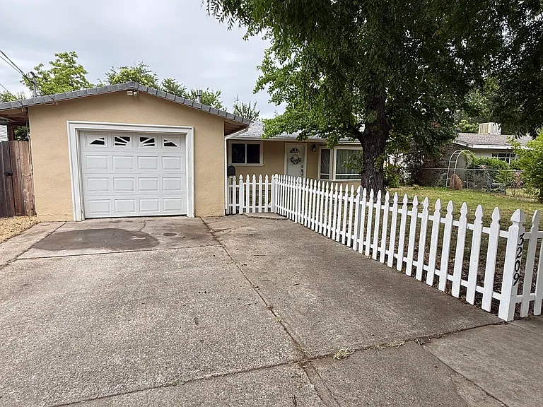 3209 Sharon Ave — Photo 1