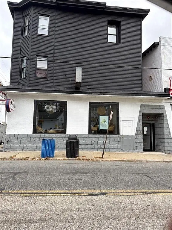 4 bed, 1.0 bath, 2760 sqft, $2,200 — Photo 1