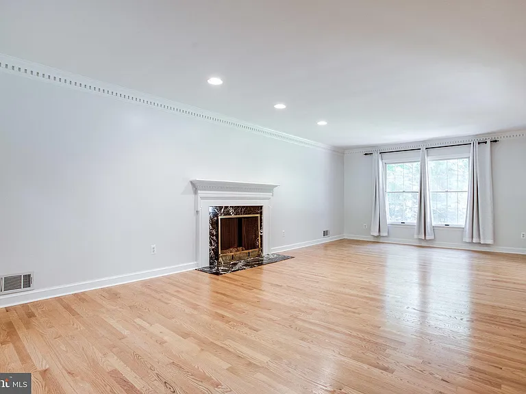 8500 Brook Rd — Photo 4