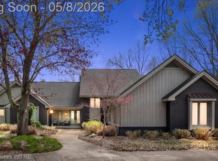 1071 Woodbridge Ln, Rochester, MI 48306