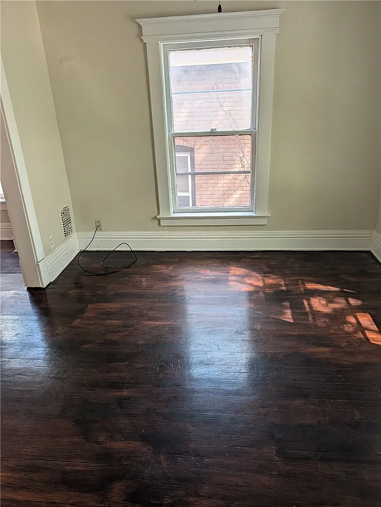 2 bed, 1.0 bath, 1968 sqft, $1,000 — Photo 3