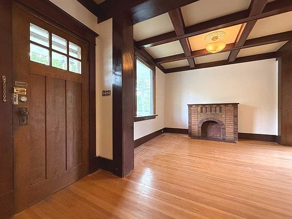 5th image of 332 S 12th Ave NW