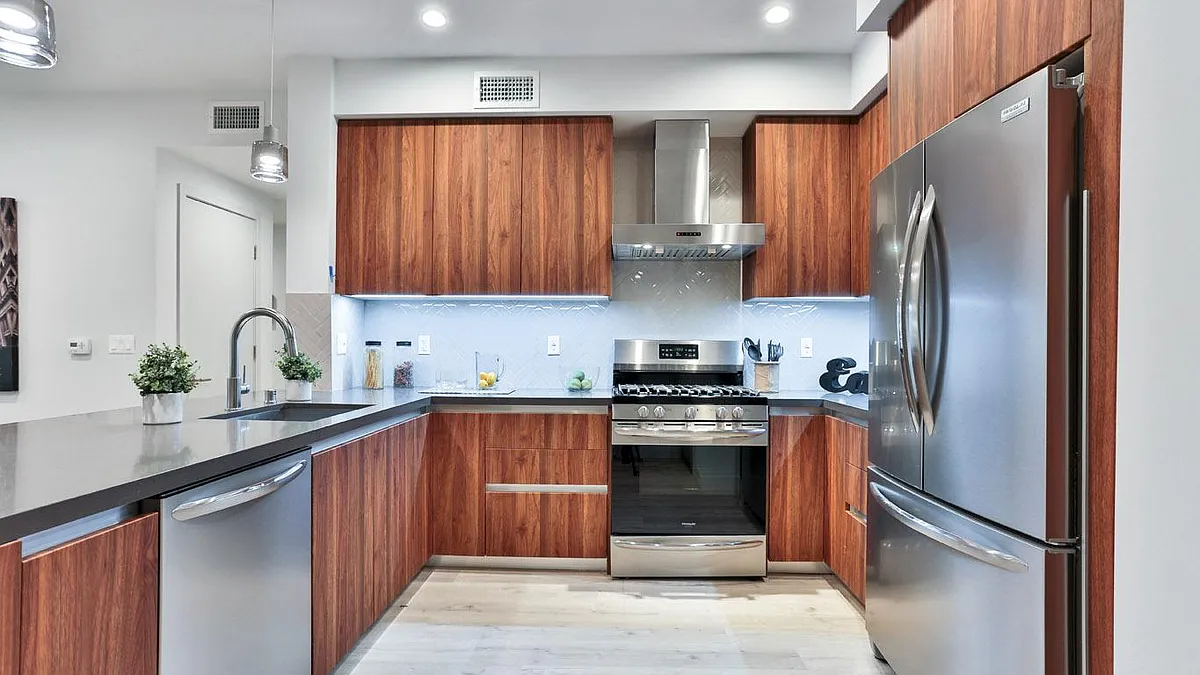 Building Photo - 726 N Hudson Ave #204