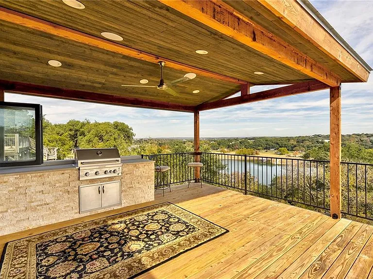 713 Nomad Dr — Photo 2