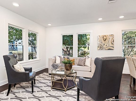 3rd image of 418 Kings Ct