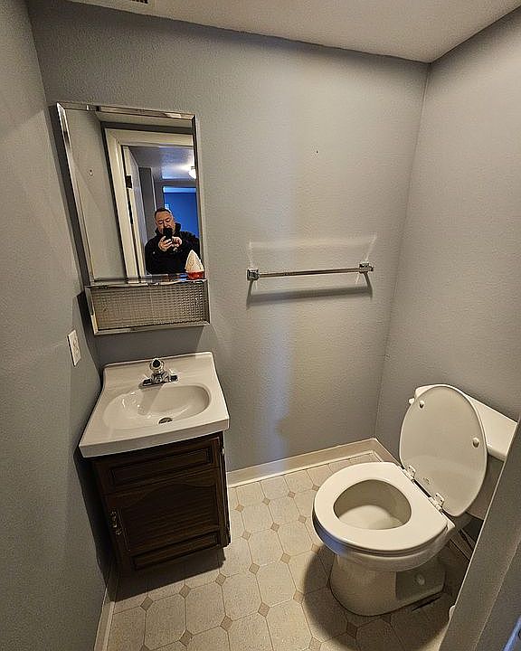 1/2 Bathroom