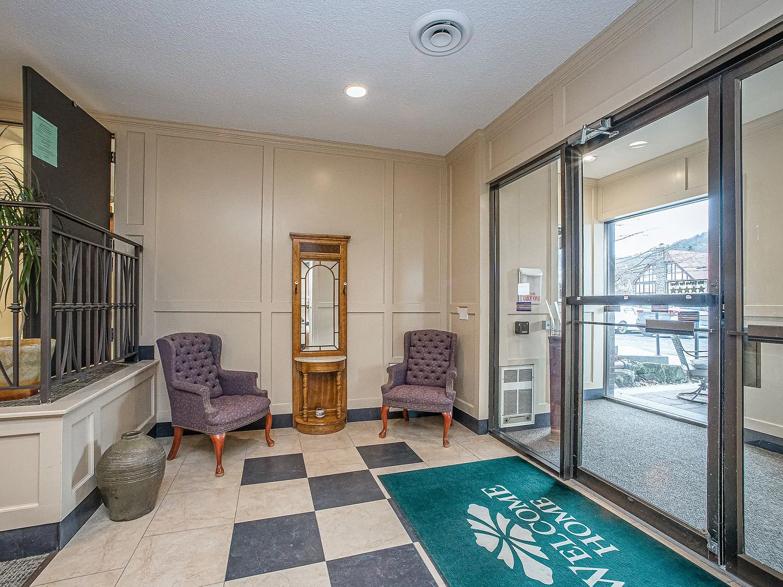 530 N Main Street - The Townhouse. — Photo 3