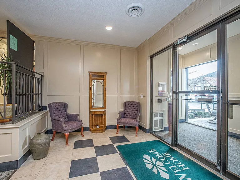 530 N Main Street - The Townhouse. — Photo 3