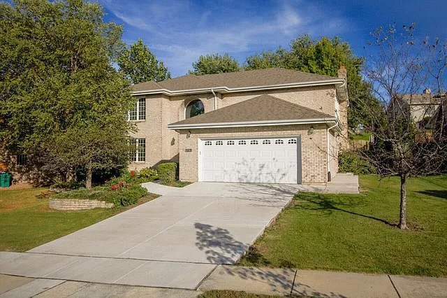 351 Wexford Dr photo 1