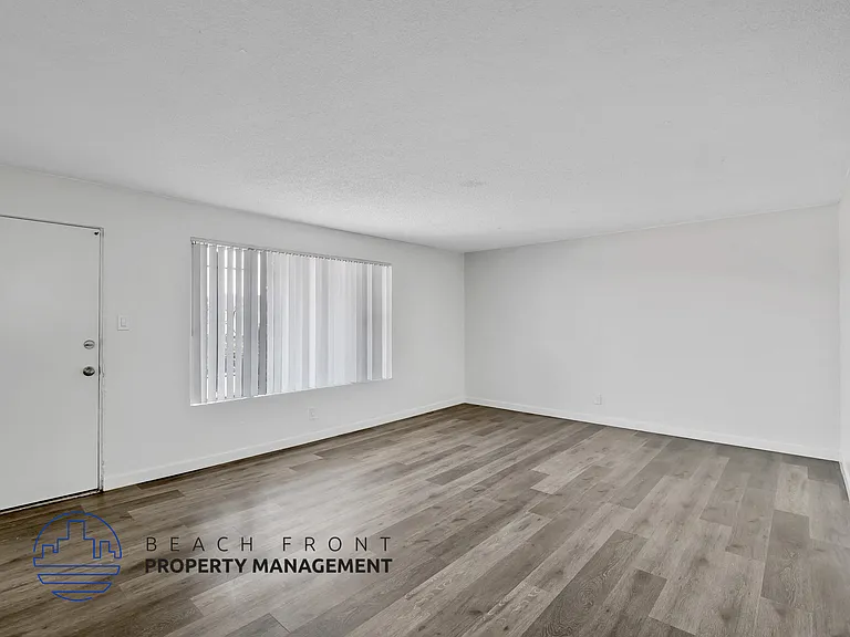 1576 Elm Ave — Photo 7