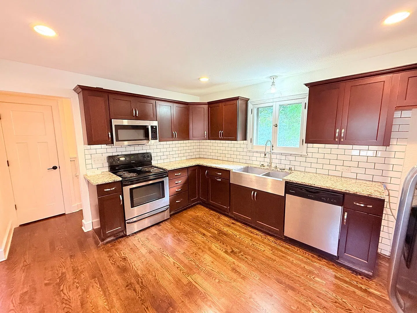 3 bed, 2.0 bath, 1548 sqft, $2,898 — Photo 4
