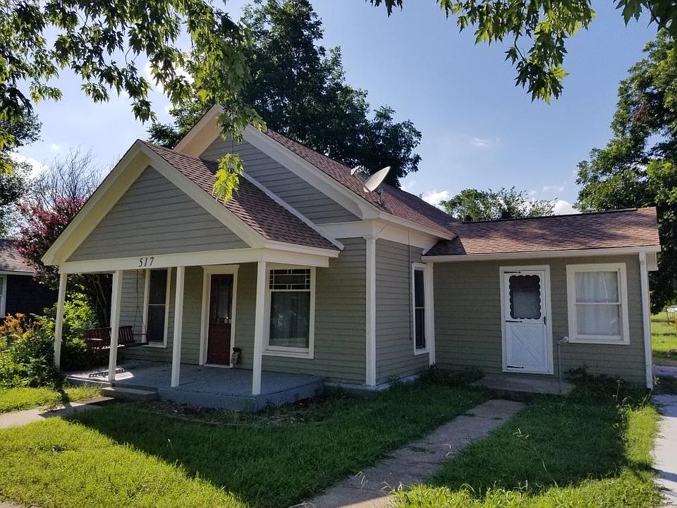 Adorable house. Freshly remodeled exterior and interior. Large yard and great location near shopping and restaurants of Main Street downtown