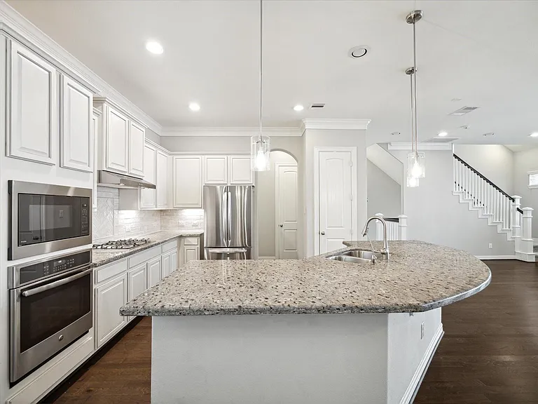 430 N Live Oak St — Photo 8