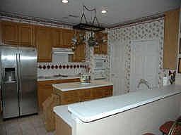 Island kitchen w/ electric cooktop, breakfast bar 