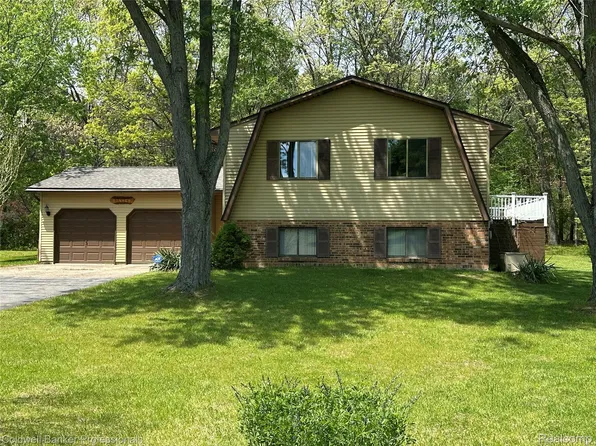 5398 Linger Ln, Lapeer, MI 48446