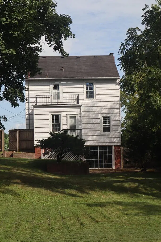 3 bed, 1.5 bath, 1987 sqft, $1,800 — Photo 4