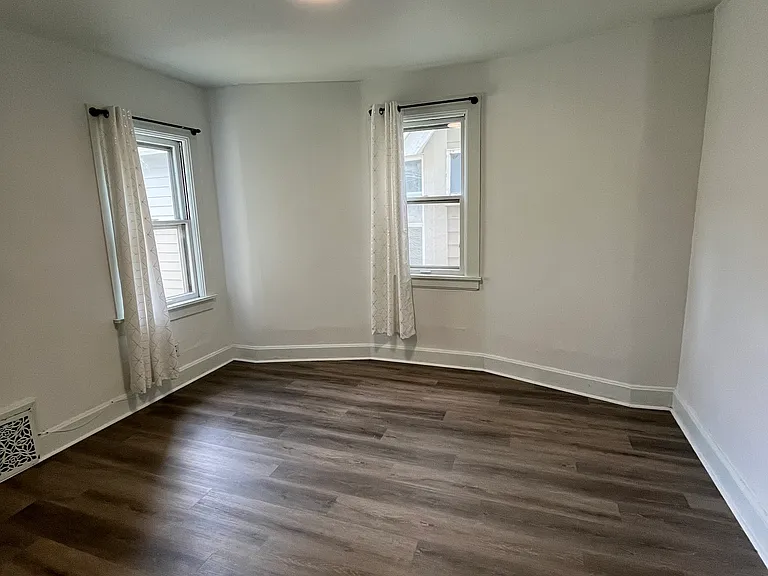 Large master bedroom empty