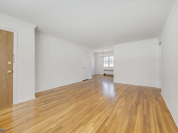 3rd image of 14 Wedgewood Dr APT 19