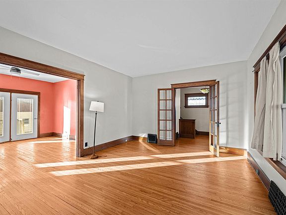 5th image of 2220 Scott St