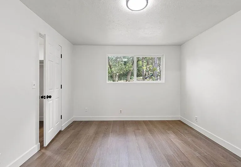 2105 Hawkins Ln — Photo 7