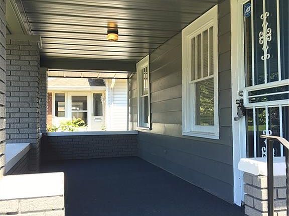 2nd image of 1305 N Gladstone Ave
