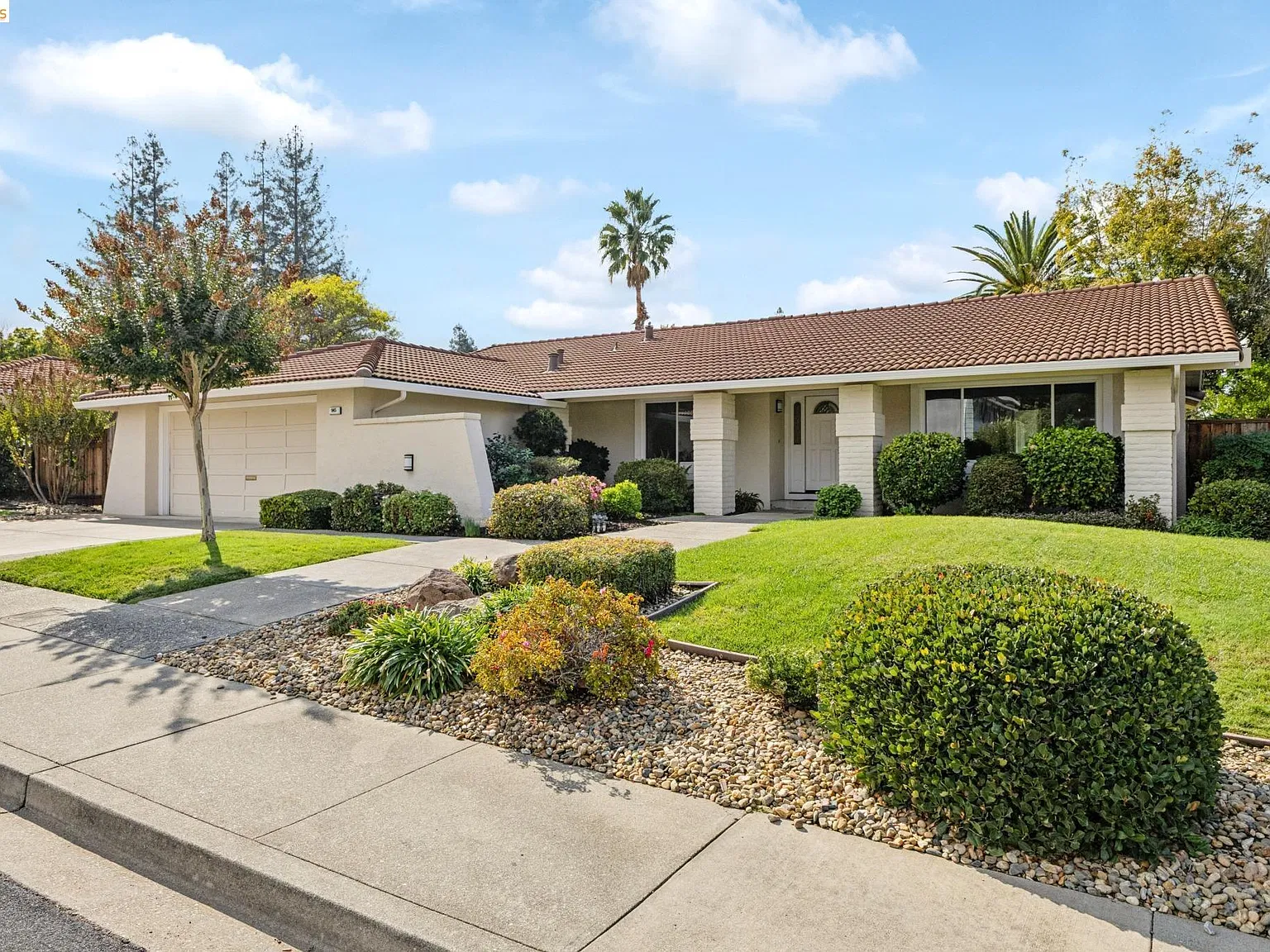 3 bed, 2.0 bath, 1928 sqft, $5,850 — Photo 2