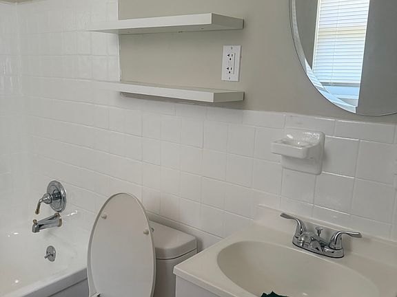 2nd image of 1948 Victoria Ave APT C