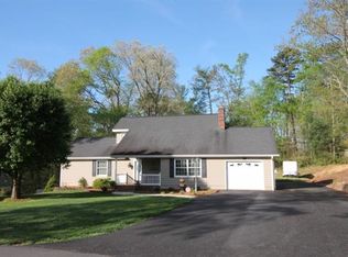 6115 Northlake Dr, Hickory, NC 28601