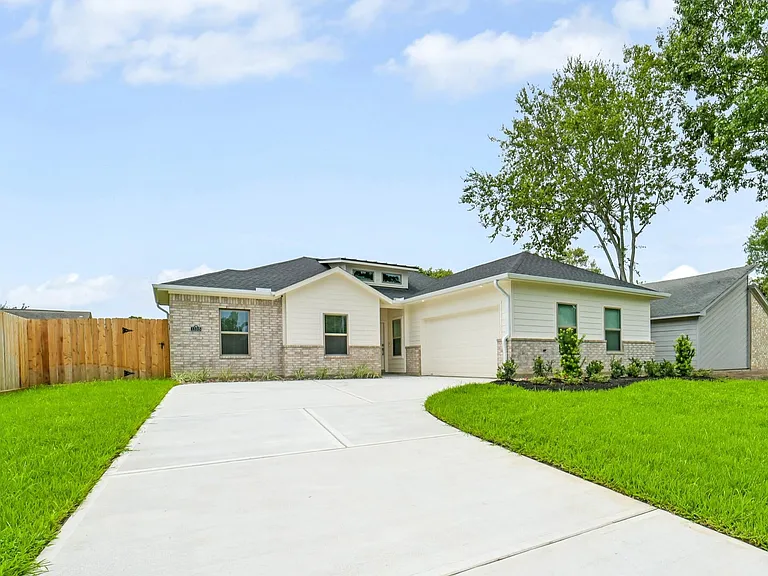 13315 Campos Dr — Photo 1