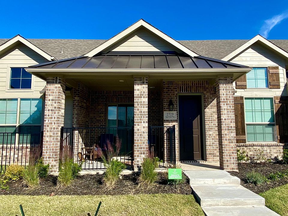Entry with great curb appeal. Covered Patio for enjoying morning coffee or relaxing in the afternoon overlooking the Community Amenities.