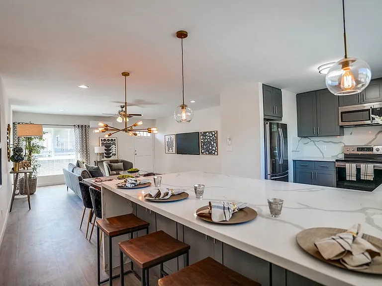 2330 S Corning St — Photo 39