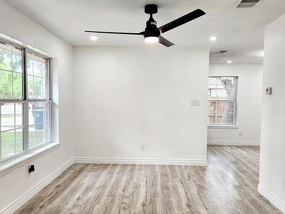 3rd image of 448 Peacock Dr