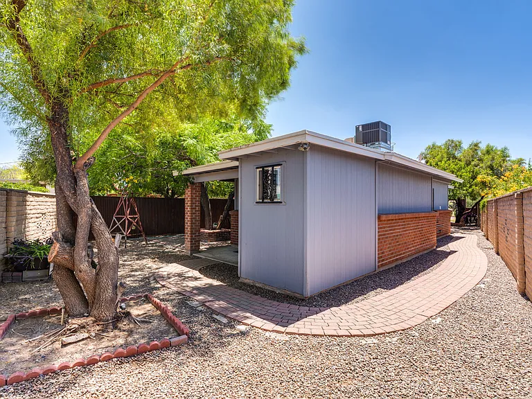2724 N Gill Ave — Photo 4