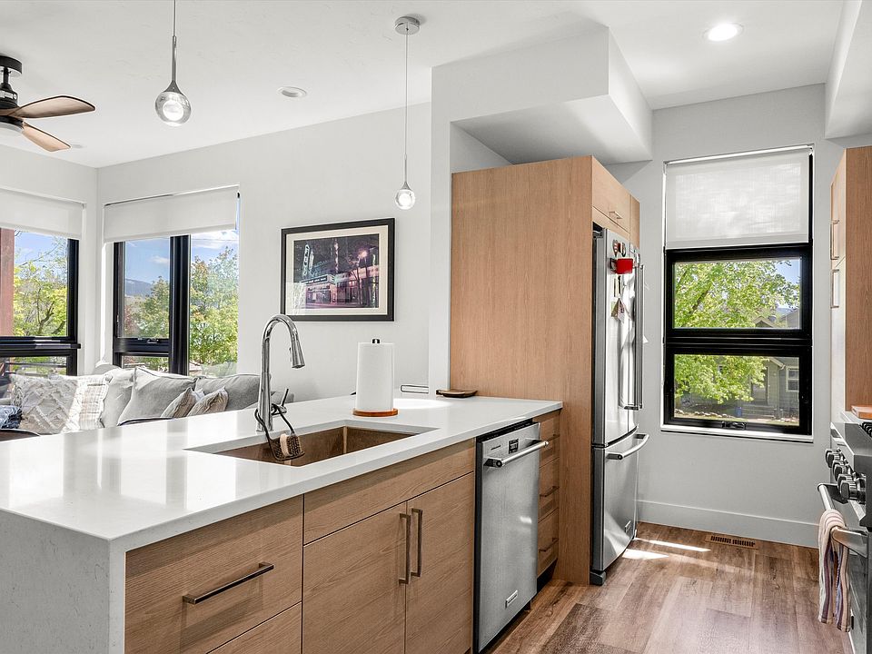 Full suite of stainless appliances in the kitchen