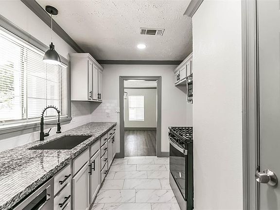 4th image of 8128 Glenbrook Dr