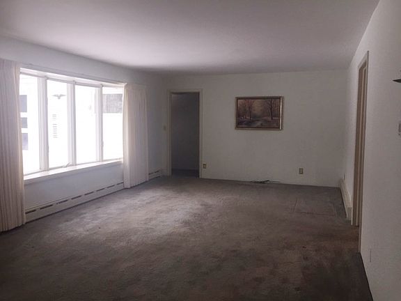 5th image of 15 Nightengale Ave