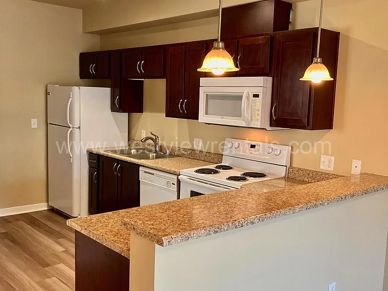 200 E Maple St — Photo 437