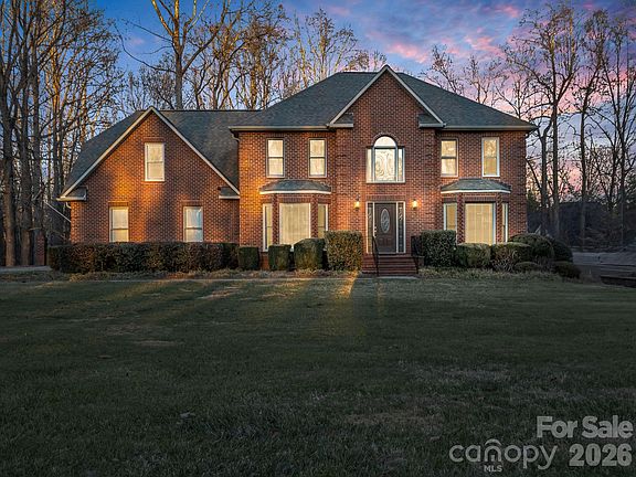 2nd image of 907 Weymouth Dr