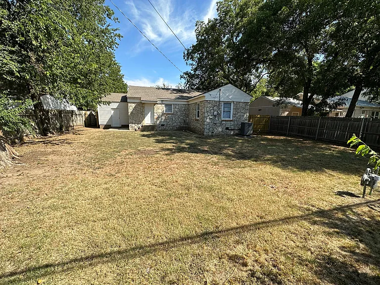 400 W Johnson St — Photo 21
