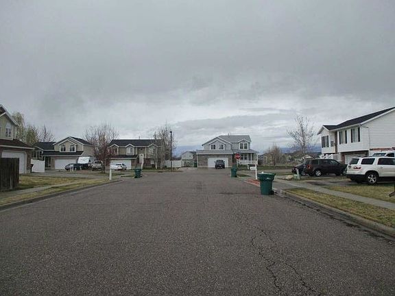 Exterior Neighborhood (street photo)