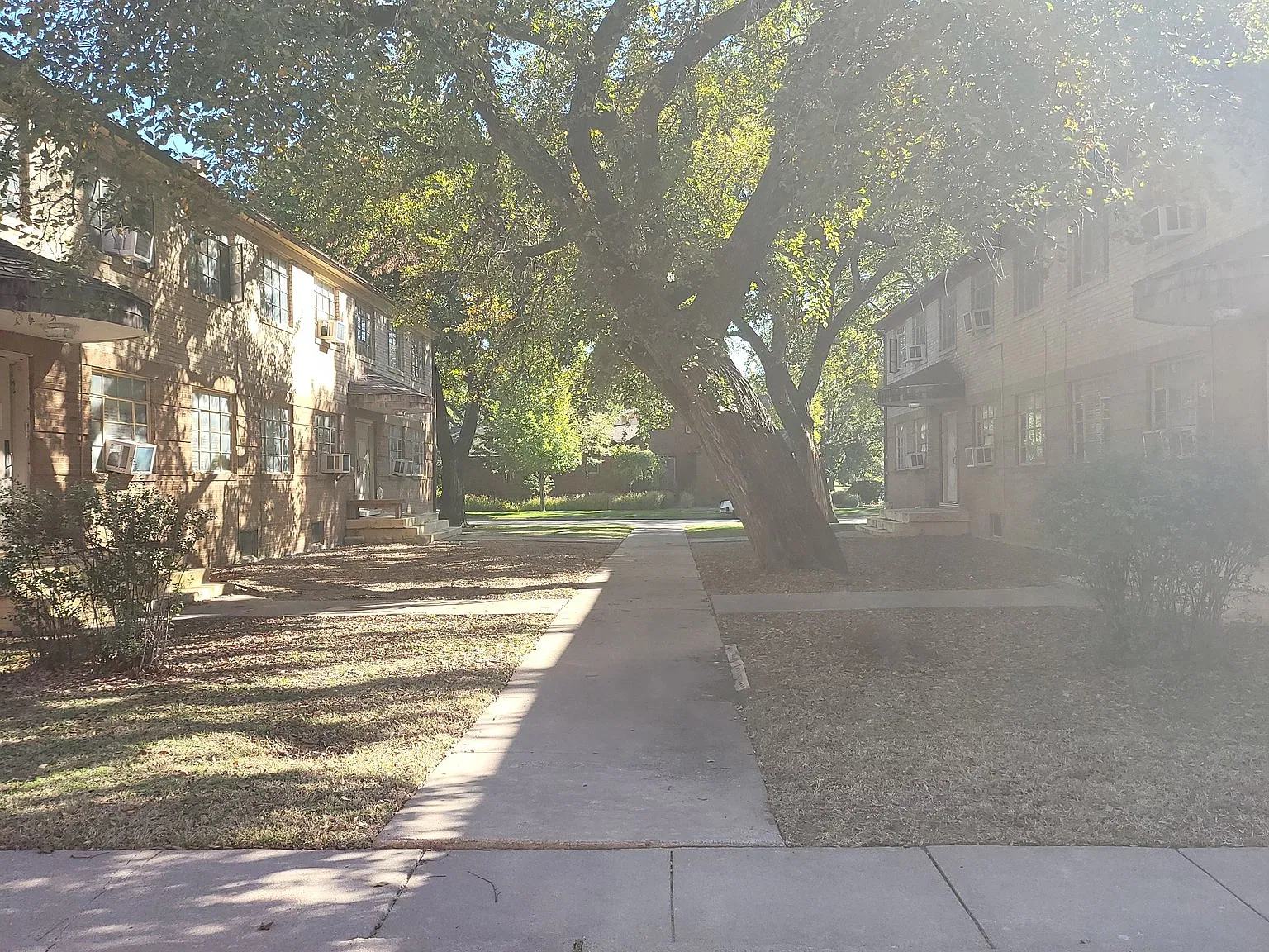 Large 1 Bedroom Riverside Apartment — Photo 1