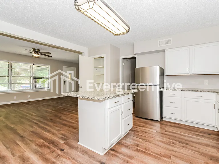 3504 Hilton Dr — Photo 6