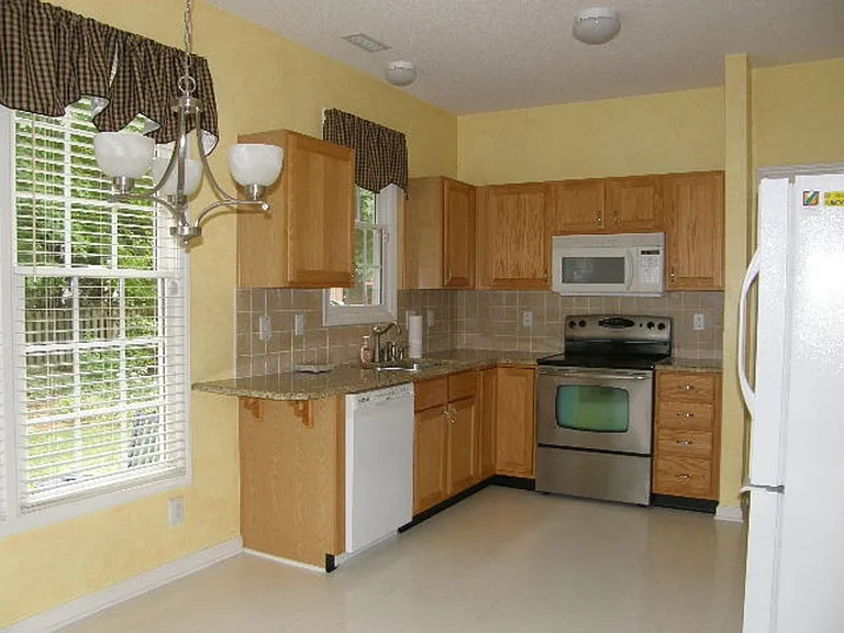 207 Cove Creek Dr — Photo 8