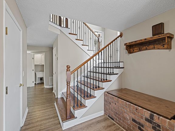 4th image of 664 Country Club Ln