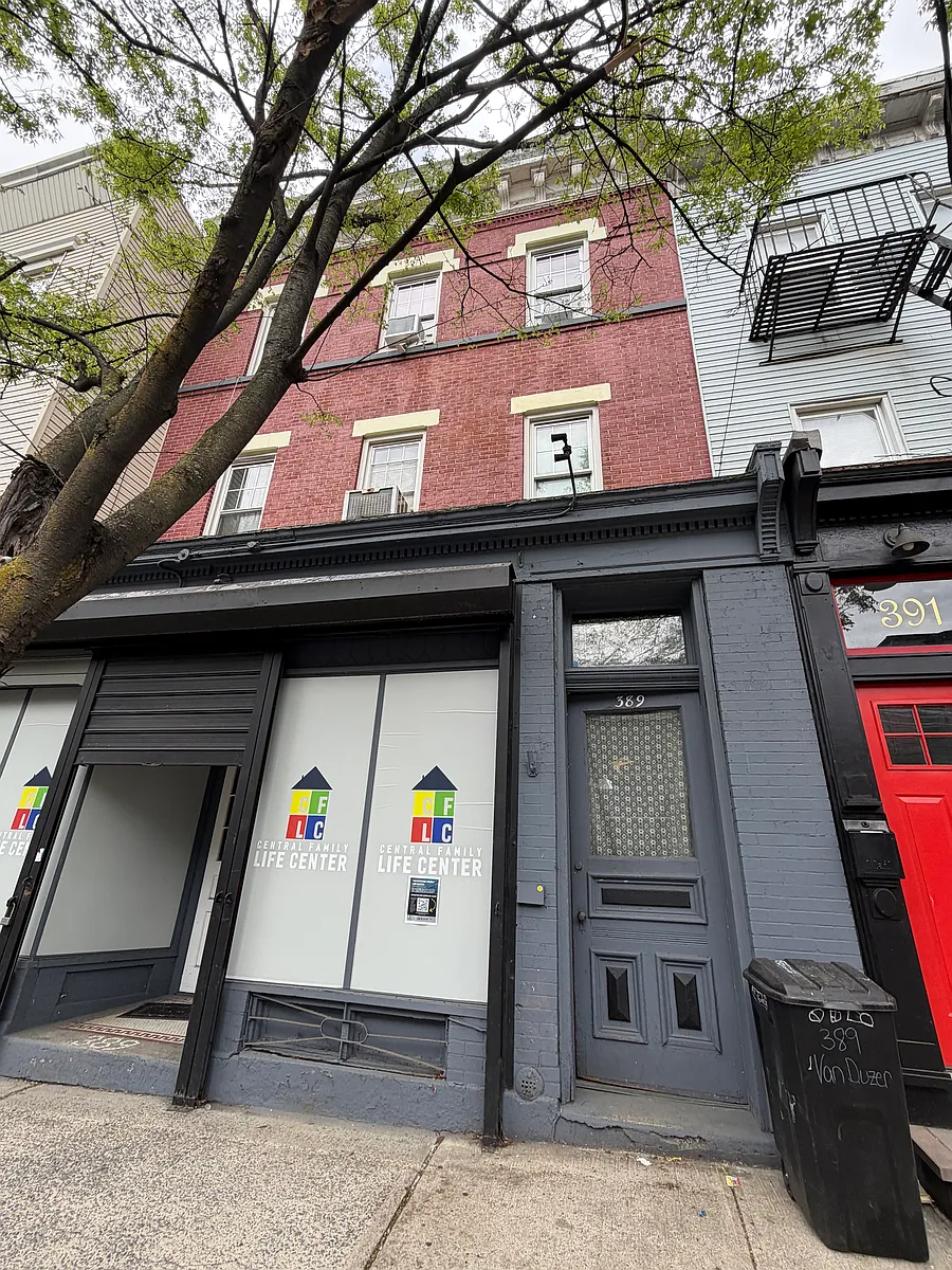 Building Photo - 389 Van Duzer St #1B