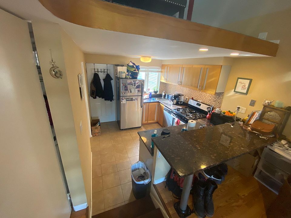 Kitchen - Granite peninsula, Under-cabinet lighting, stainless steel appliances, tiled backsplash