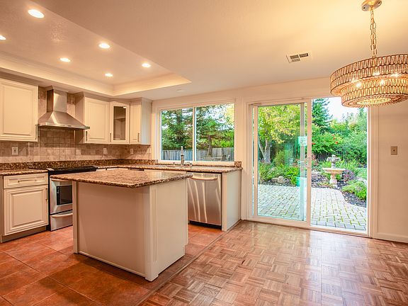 3rd image of 382 Bolero Dr