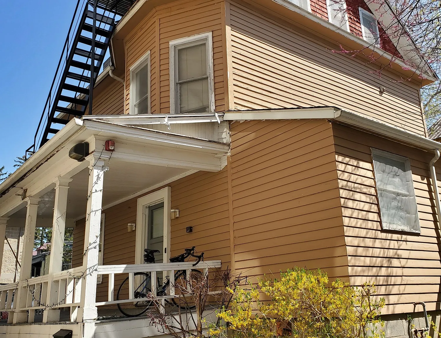 8-Bedroom House in Central Collegetown — Photo 1